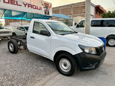 Nissan NP300 Chasis 2020 · Camión Ligero